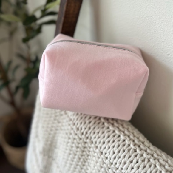 Dior super soft velour makeup bag. Brand new, includes regular size makeup - Picture 3 of 6